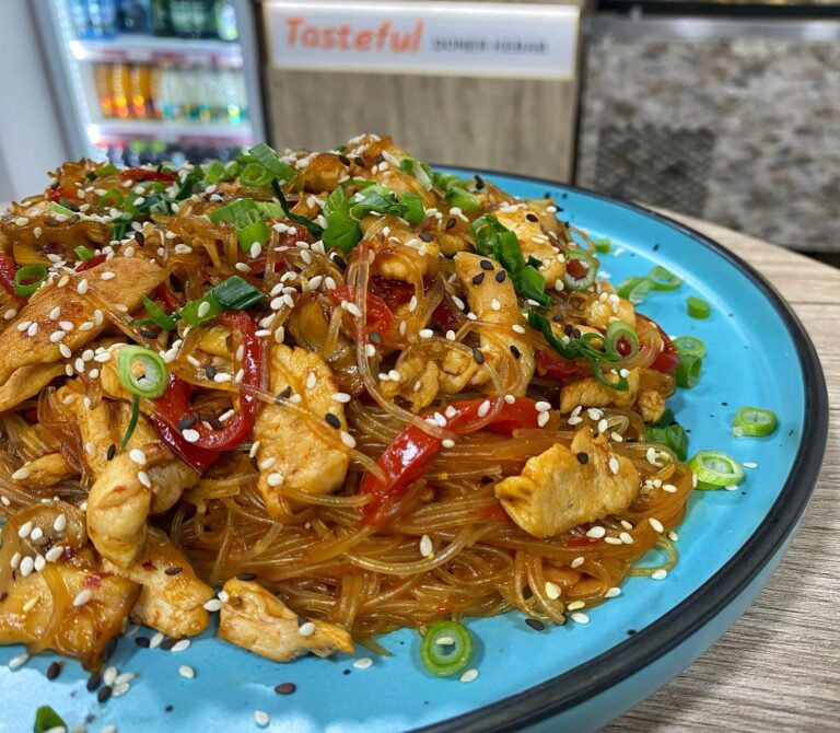 Noodles cu pui crispy